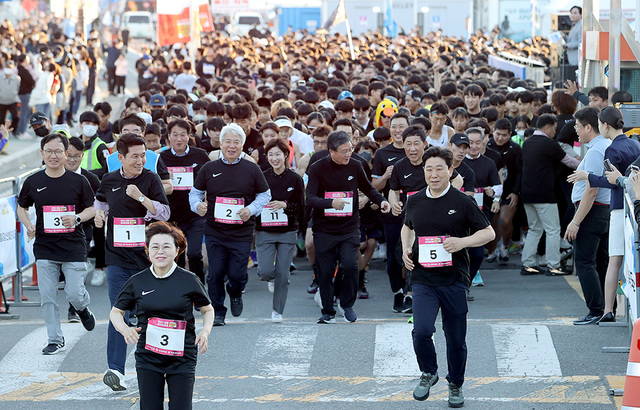 김정재 국회의원, 이강덕 포항시장, 박용선 경북도의회 부의장을 비롯한 내빈들이 순위를 다투며 5km를 힘차게 출발하고 있다.