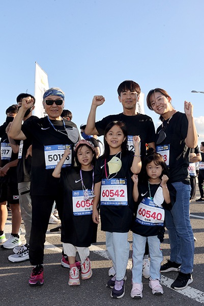 3대가 함께 5km에 참가한 김남규 씨 가족이 파이팅을 외치고 있다