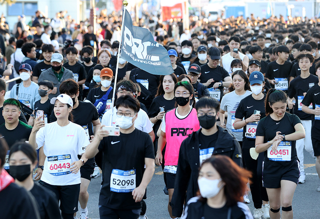가장 많은 마라톤 동호인이 참가한 PRC 회원들이 동호회 깃발을 들고 달리고 있다. 
