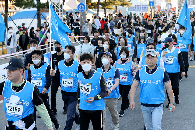 5km에 출전한 대구은해 직원들이 완주를 목표로 달리고 있다.