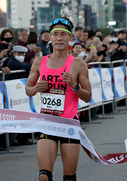 10km 남자 1위를 차지한 최진수 씨가 결승선을 통과하고 있다.