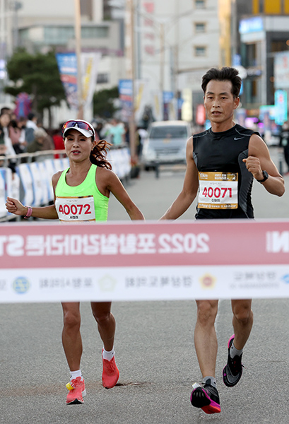 10km 커플 부문에서 1위를 차지한 서점례, 이재희 씨가 결승선을 통과하고 있다.