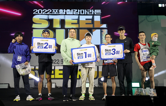 최재혁 포항시 육상연맹 회장이 5km 남자 1위~6위를 차지한 선수에게 시상하고 있다.