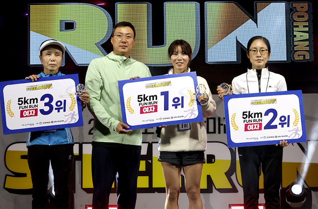 최재혁 포항시 육상연맹 회장이 5km 여자 입상자에게 시상하고 있다.