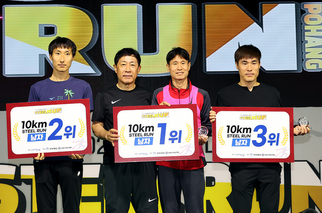 최윤채 경북매일신문 사장이 10km 남자부문 입상자에게 시상하고 있다.