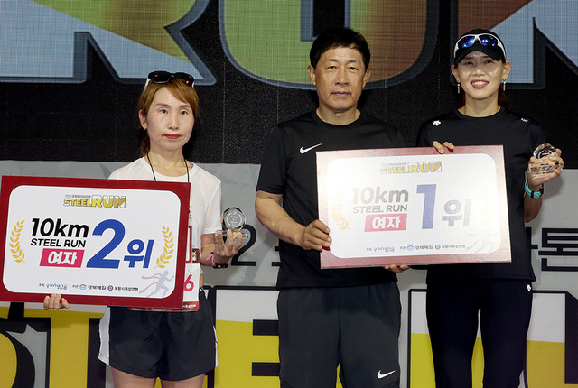 최윤채 경북매일신문 사장이 10km 여자부문 입상자에게 시상하고 있다.