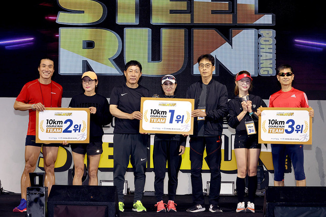 최윤채 경북매일신문 사장이 10km 커플부문 입상자에게 시상하고 있다.