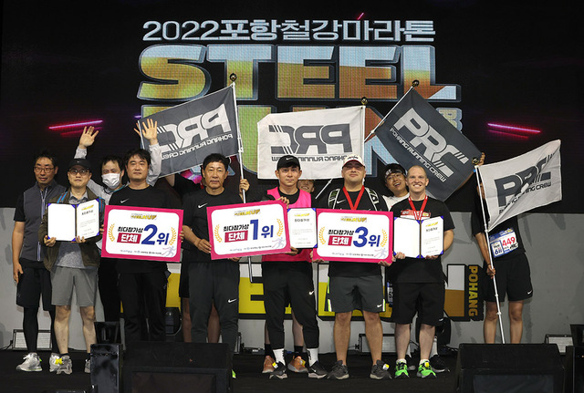 최윤채 경북매일신문 사장이 단체 참가상 1,2,3위를 차지한 포항러닝크루(PRC), 제일연마공업, 미 해병대 선수들에게 시상하고 있다.