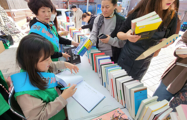 새마을문고 울릉군지부가 마련한 알뜰도서 교환시장에 주민들이 몰려 들었다 /김두한 기자
