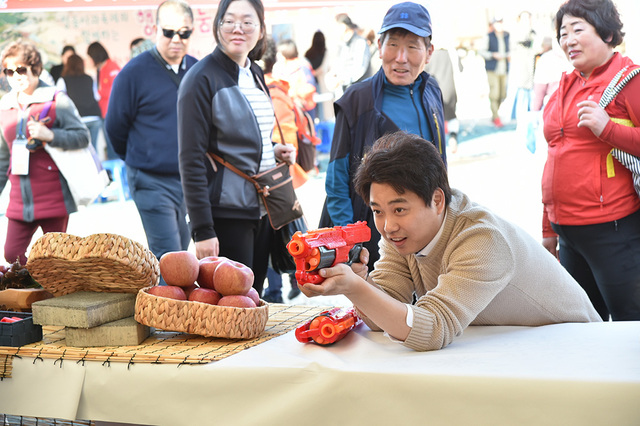 사과축제를 즐기는 참석자들  /청송군 제공