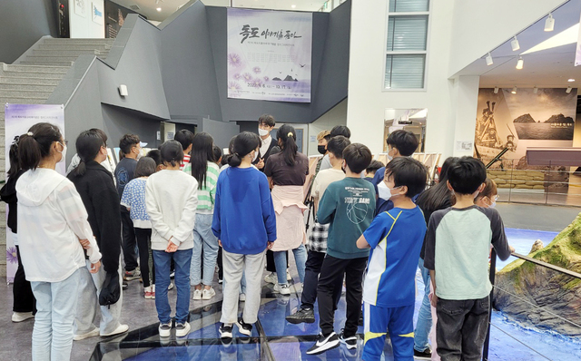 학생들에게 독도의용수비대의 활약상을 설명하고 있다.