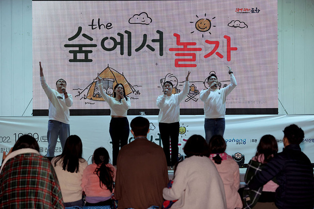 청바지 콘서트에 출연한 인칸토 솔리스트 앙상블 팀이 오페라 명곡을 열창하고 있다. 