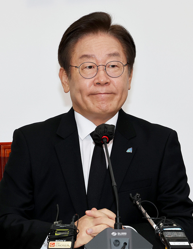 더불어민주당 이재명 대표가 30일 서울 여의도 국회에서 긴급 최고위원회의를 마치고 이태원 사고와 관련한 입장을 발표하며 침통한 표정을 짓고 있다.  /연합뉴스
