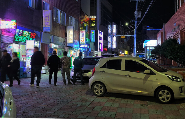 저동번화가 식당 등 상점 불 빛을 제외하고 불빛이 없다. 우측에 울릉군수협건물이다 직원들이 퇴근해 불 빛 없어 어둡다 / 김두한 기자