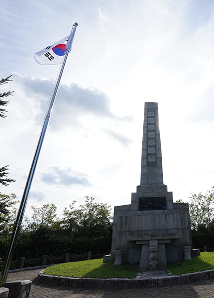 탑산에 있는 전몰학도 충혼탑.