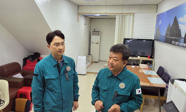  30여명도 들어가 힘든 울릉군청 지하 대피소. 남한권 군수가 대피소 기능을 하지 못한다고 김병욱의원에게 설명하고 있다 /김두한 기자
