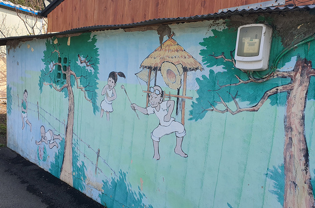 임곡항 주변에서 발견한 익살스런 벽화.