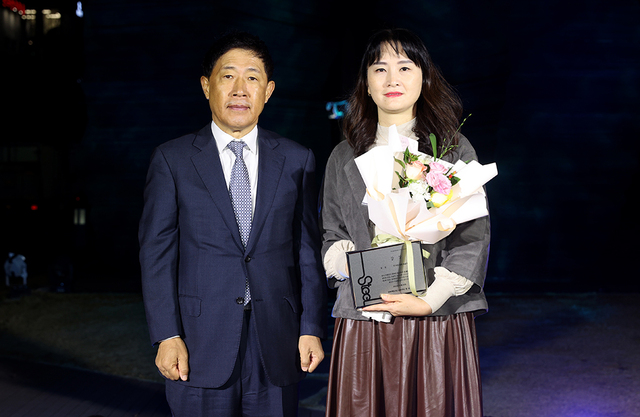 포항 스틸에세이 동상 정미영