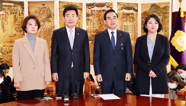 김진표 국회의장이 15일 국회 야3당 원내대표 회동에서 기념촬영을 하고 있다. 왼쪽부터 정의당 이은주, 김진표 국회의장, 더불어민주당 박홍근, 기본소득당 용혜인 원내대표.  /연합뉴스