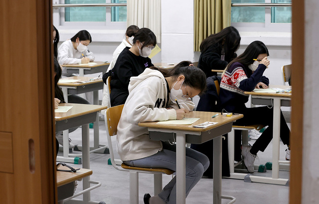 2023학년도 대입 수학능력시험이 시행된 17일 오전 포항시 남구 연일읍 영일 고등학교에서 수험생들이 1교시 답안지에 수험번호를 적고 있다.  /이용선기자