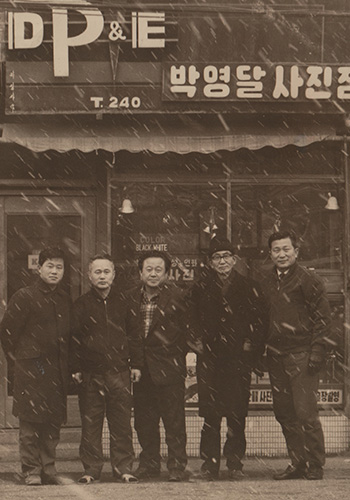‘흐름회’ 회원들. 오른쪽에서 두 번째가 한흑구 선생. 박영달 사진점은 현재 중앙상가 뱅뱅어패럴 자리에 있었다.