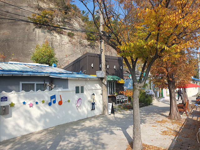 산책로 인근 집에 그려진 재밌는 벽화 /이용선기자 photokid@kbmaeil.com