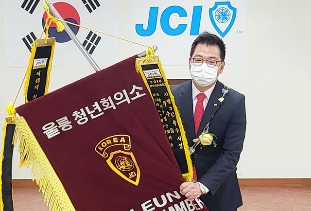 신임 김은용회장 정기 전달