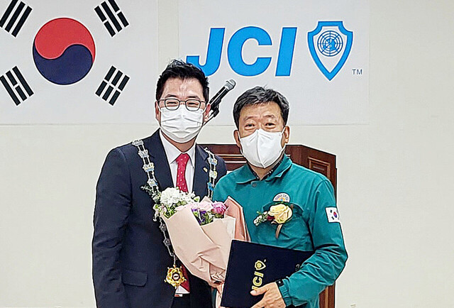 명에회원 패를 받은 남한권 울릉군수