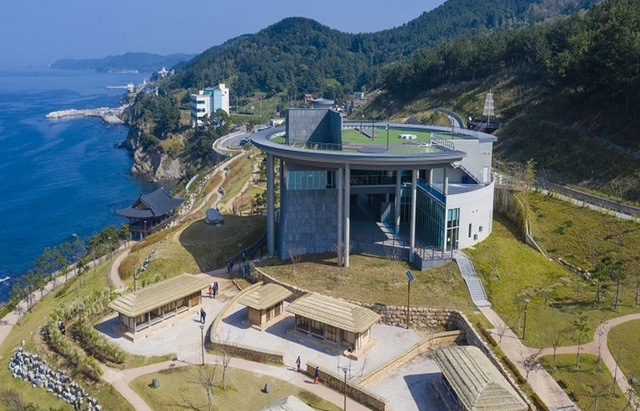 귀비고와 신라마을 전경.  /포항문화재단 제공