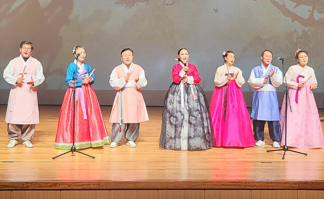 화효숙 울릉도 아리랑보존회 회장 및 회원들이 울릉도아리랑을 열창하고 있다 /김두한 기자