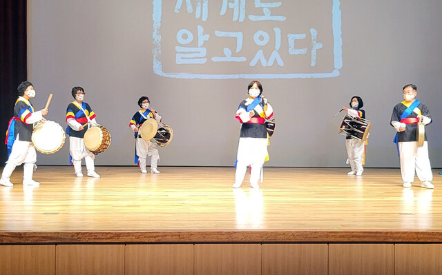 울릉도 울림통사물놀이패의 신나는 사물놀이 /김두한 기자