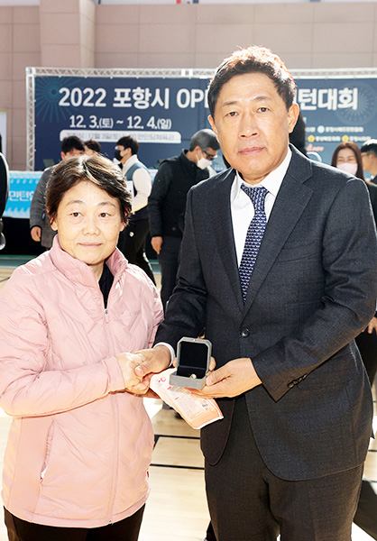 3일 오전 열린 개회식 경품 추첨에서 최윤채 경북매일신문 사장이 황금라켓 당첨자에게 경품을 전달하고 있다.