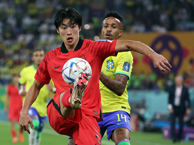 6일 오전(한국시간) 카타르 도하 974 스타디움에서 열린 2022 카타르 월드컵 16강전 한국과 브라질 경기. 조규성이 브라질 에데르 밀리탕과 공을 다투고 있다.  /연합뉴스