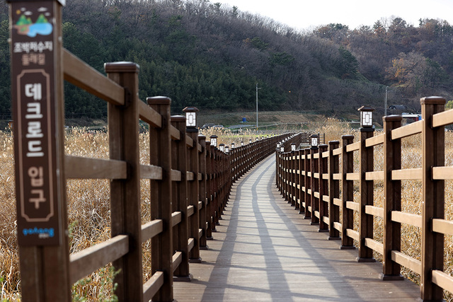 추운 날씨에도 저수지 인근을 걷는 산책자들 /이용선기자 photokid@kbmaeil.com