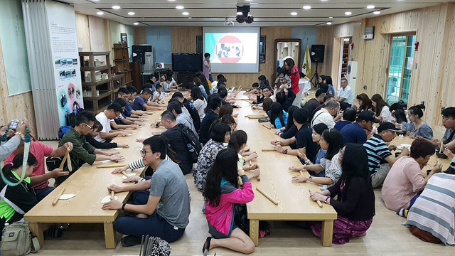 대만 관광객 국수만들기 체험.   /고령군 제공