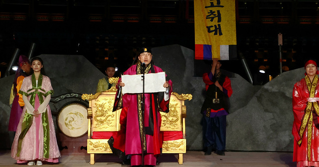 경주의 대표 명품 문화예술 축제인 ‘제49회 신라문화제’가 지난 10월 경주 교동 월정교 특설무대에서 열린 가운데 주낙영 시장이 축제의 개막을 알리고 있다.