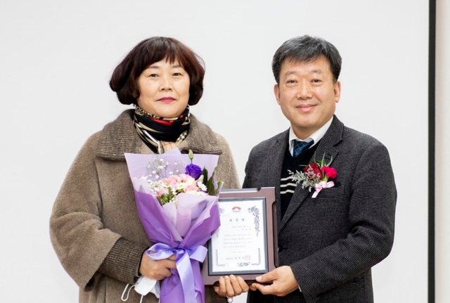 울릉군 최우수자원봉사 상을 받은 김옥분 자원봉사자
