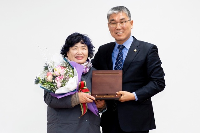 울릉군 우수자원봉사상을 받은 최복희 자원봉사자
