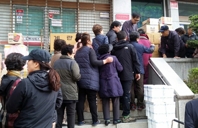 울릉도(도동)우체국 앞 택배를 붙이기 위해 새벽부터 줄을 서 있다, /김두한 기자