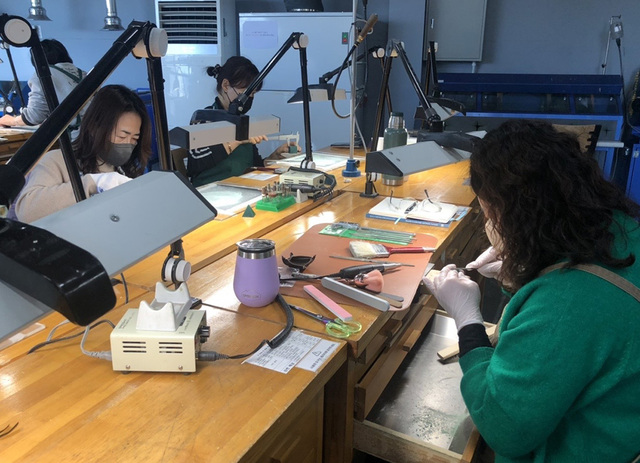 스틸아트 공방 정규 강좌 수업 장면, /포항시립미술관 제공