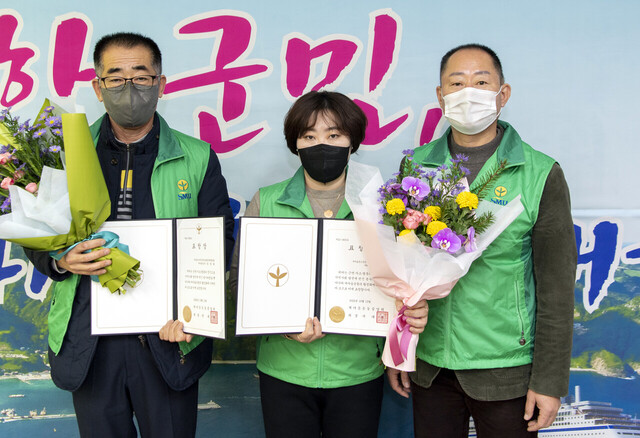  새마을운동중앙회장 표창은 받은 심상걸 새마을지도자 북면지도자협의회장, 윤미영 울릉군새마을문고 부회장(사진 왼쪽부터)
