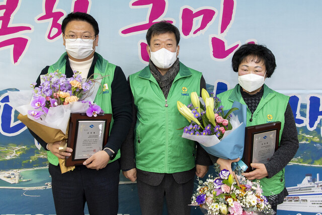 박문선 울릉군 천부1리 새마을 부녀회장(오른쪽), 김병순 울릉군북면석포 새마을지도자가 경상북도지사 표창(왼쪽)을 받았다. 
