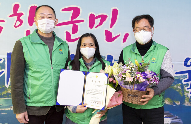 외국에서 울릉도로 시집와 새마을운동에 적극참여한 카나오 조비타 울릉군 도동3리 부녀회원이 경상북도새마을회장 표창을 받았다.