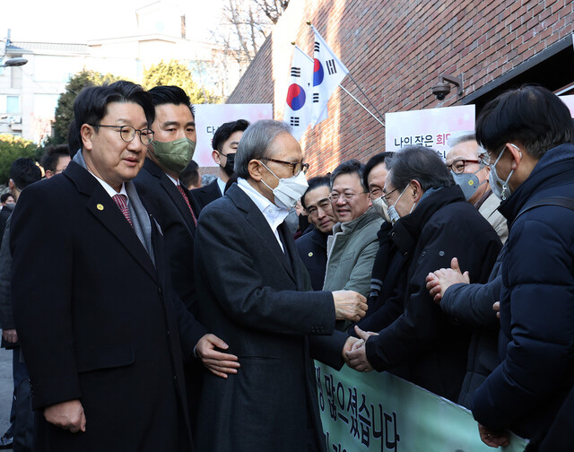 윤석열 대통령의 신년 특별사면으로 사면·복권된 이명박 전 대통령이 30일 오후 서울 강남구 논현동 자택에 도착해 지지자들과 인사를 나누고 있는 가운데 국민의힘 권성동 의원이 이 전 대통령 옆에 서 있다./연합뉴스