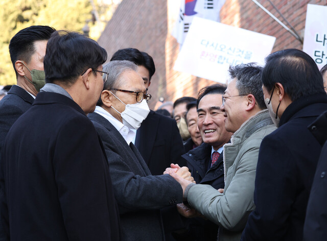 윤석열 대통령의 신년 특별사면으로 사면·복권된 이명박 전 대통령이 30일 오후 서울 강남구 논현동 자택에 도착해 인사하고 있다. /연합뉴스