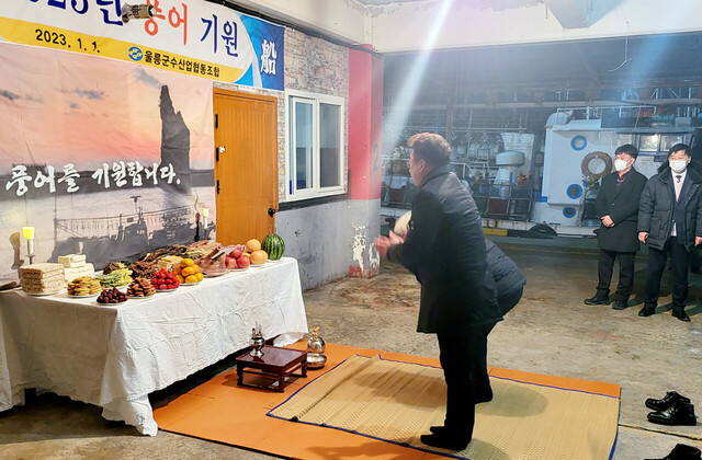 울릉군의회를 대표해 최경환 전 의장과 정인식의원이 봉행하고 있다 /김두한 기자