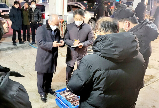 초매식에서 김형수수협장이 경매사로 나섰다 /김두한 기자