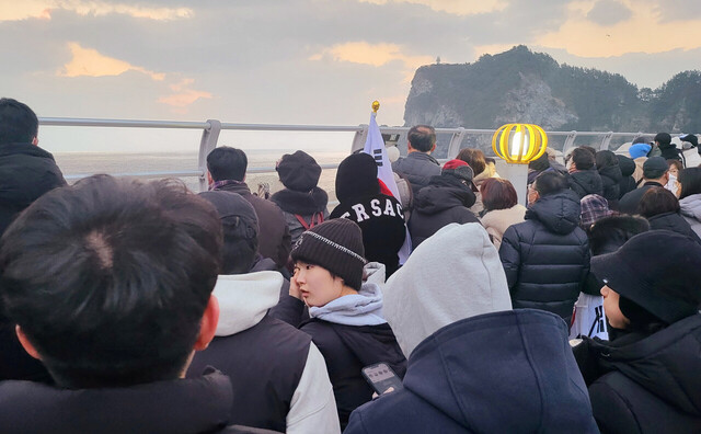 새해 첫 해가 뜨는 시간에 맞춰 해가 뜨는 수평을 향해 휴대폰 등을 들고 해뜨기를 기다렸지만 끝내 해돋이를 볼 수 없었다 /김두한 기자