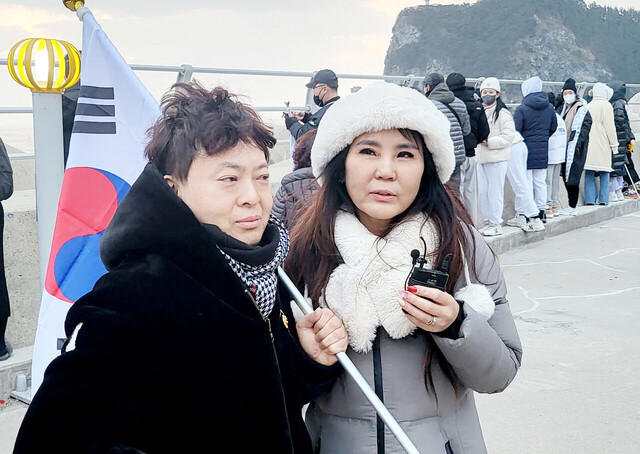 서울에서 울릉도 새해 첫 해맞이를 위해 울릉도를 찾은 강상용, 정현자씨 부부 /김두한 기자
