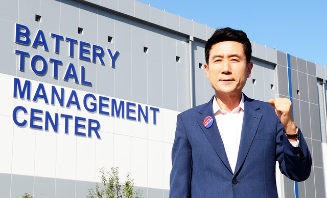 이강덕 포항시장이 포항블루밸리국가산단 내에 위치한 이차전지종합관리센터에서 파이팅을 외치고 있다.  /포항시 제공